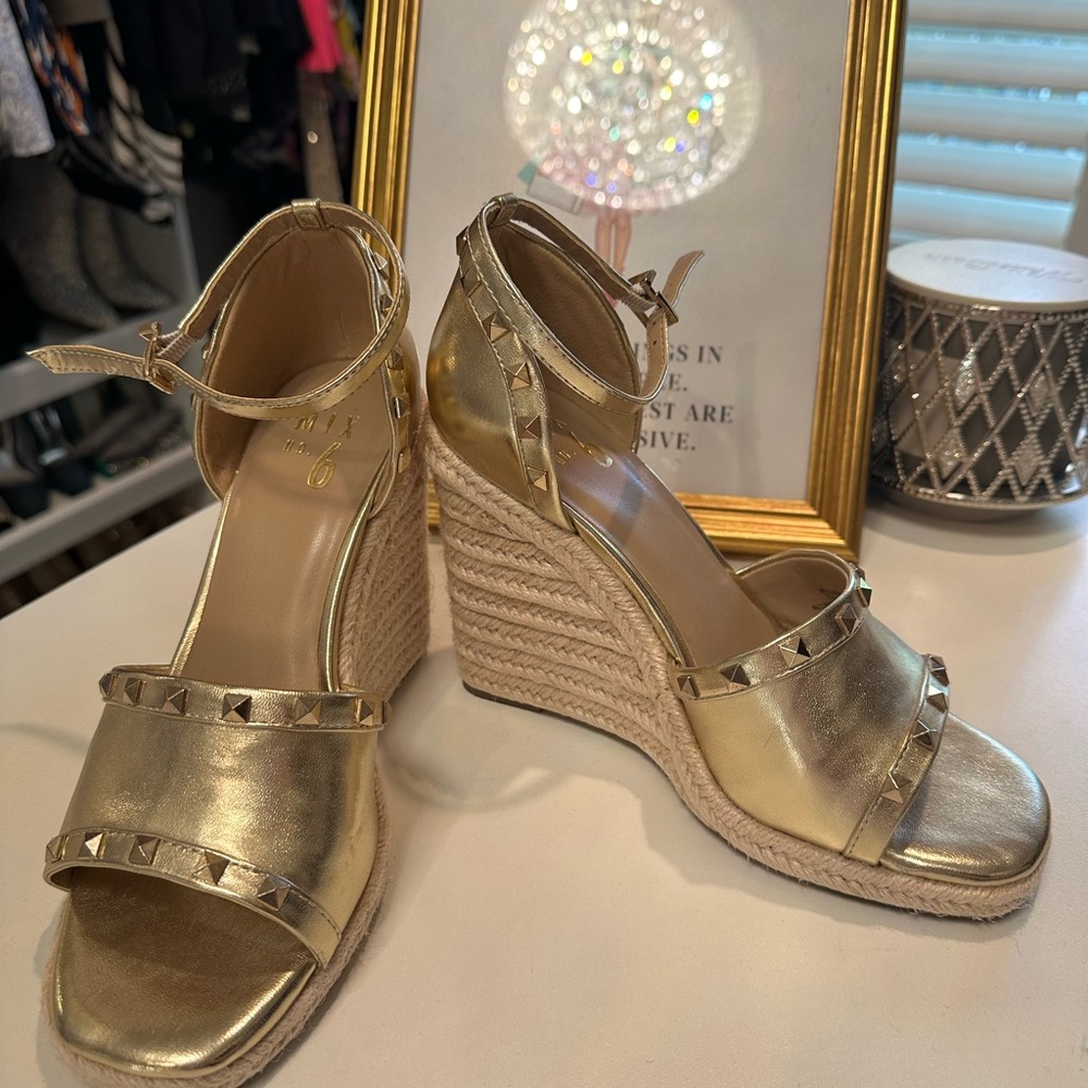 Gorgeous gold woven platform wedges for summer